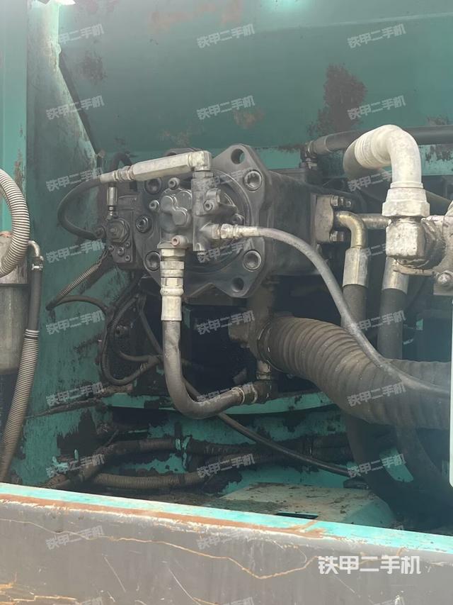 液压泵舱室正面整体（整机外观）