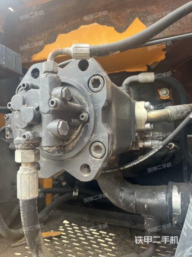 液压泵舱室正面整体（整机外观）