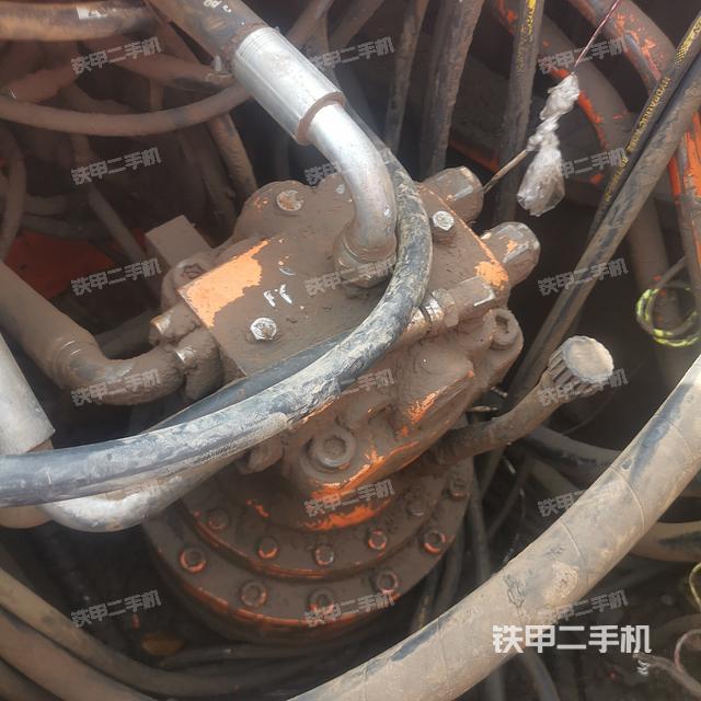 回转马达和主控阀(整机外观) 回转马达和主控阀(整机外观)