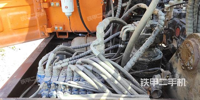 液压泵舱室正面整体（整机外观）