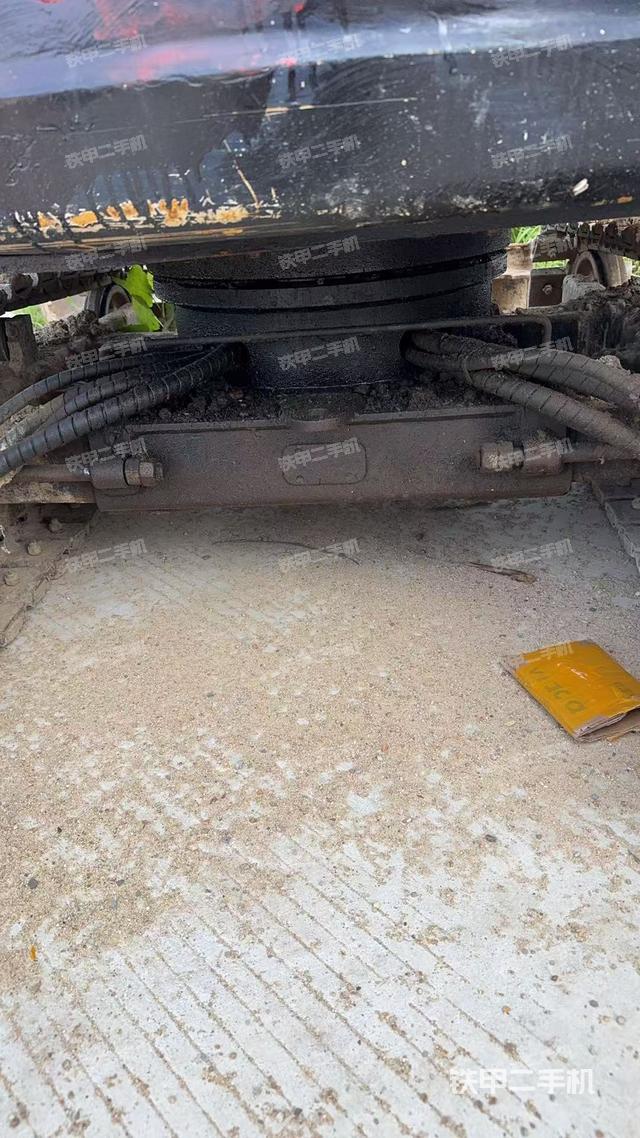 回轉(zhuǎn)馬達和主控閥(整機外觀) 回轉(zhuǎn)馬達和主控閥(整機外觀)