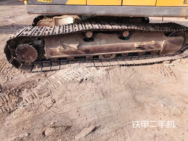 单侧履带整体(整机外观) 单侧履带整体(整机外观)