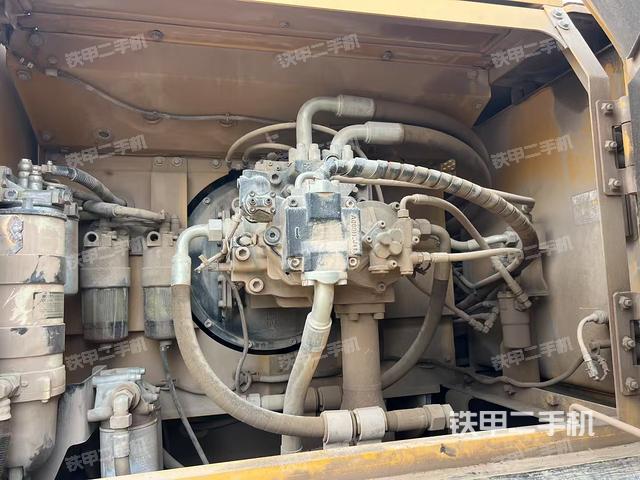 液压泵舱室正面整体(整机外观) 液压泵舱室正面整体(整机外观)