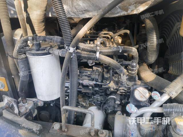 回转马达和主控阀(整机外观) 回转马达和主控阀(整机外观)