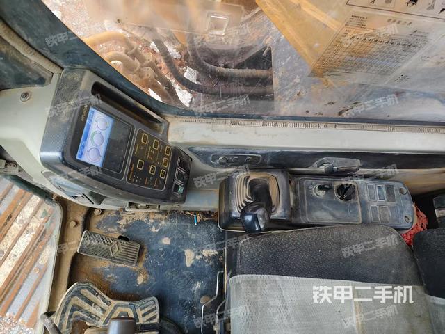 駕駛室整體(整機(jī)外觀) 駕駛室整體(整機(jī)外觀)