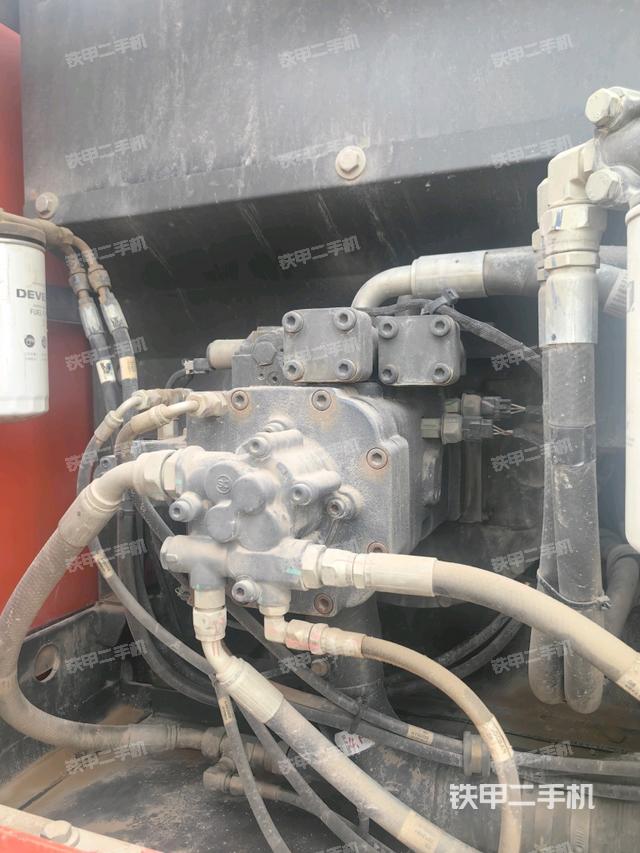 液壓泵艙室正面整體(整機外觀) 液壓泵艙室正面整體(整機外觀)