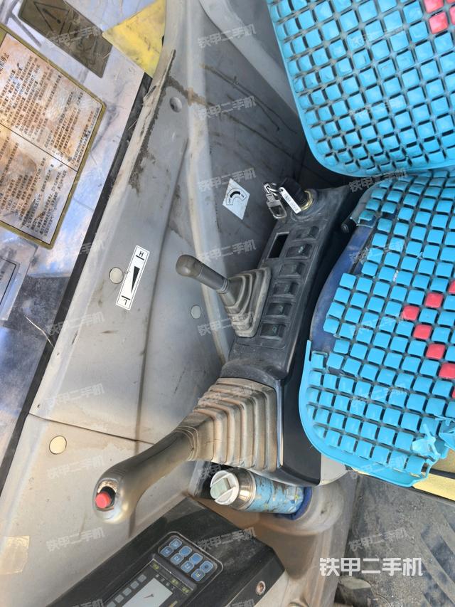 座椅右側控制臺/鑰匙門/油門/含右手柄(駕駛室部分) 座椅右側控制臺/鑰匙門/油門/含右手柄(駕駛室部分)