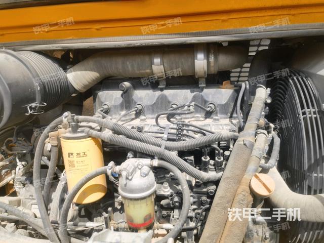 回转马达和主控阀(整机外观) 回转马达和主控阀(整机外观)