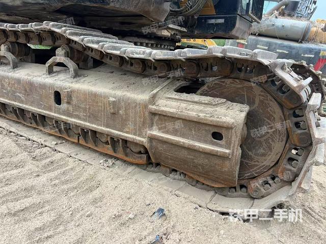 单侧履带整体(整机外观) 单侧履带整体(整机外观)