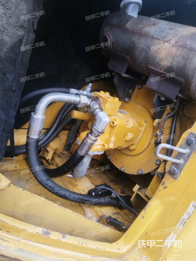 液壓泵艙室正面整體(整機外觀) 液壓泵艙室正面整體(整機外觀)