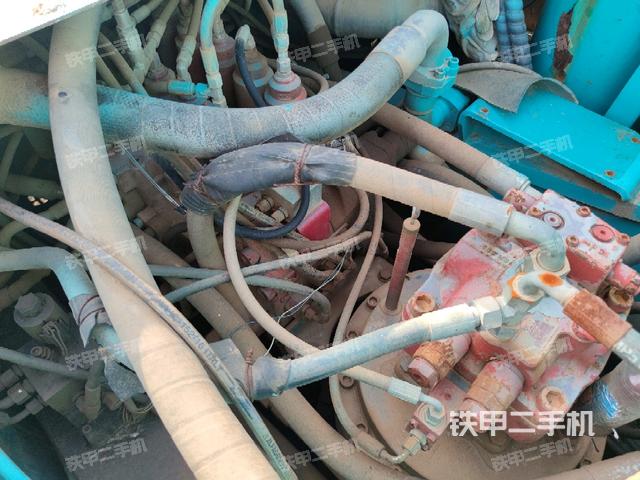 中央回轉(zhuǎn)接頭特寫(xiě)(上車(chē)部件) 中央回轉(zhuǎn)接頭特寫(xiě)(上車(chē)部件)