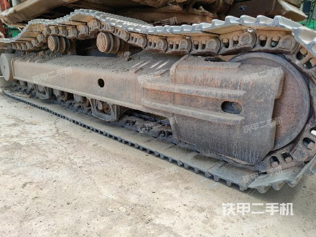 單側(cè)履帶整體(整機(jī)外觀) 單側(cè)履帶整體(整機(jī)外觀)