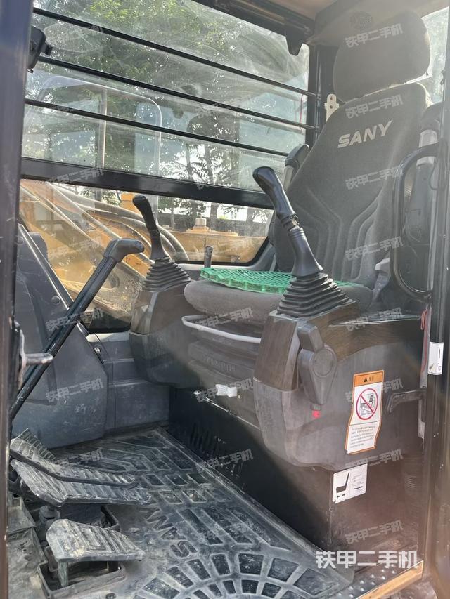 驾驶室整体(整机外观) 驾驶室整体(整机外观)