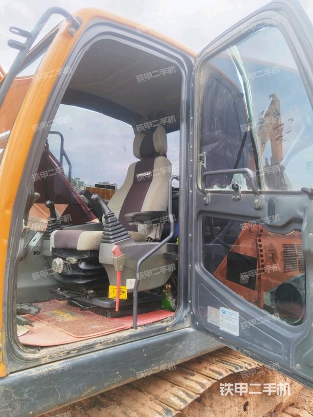 駕駛室整體(整機(jī)外觀) 駕駛室整體(整機(jī)外觀)