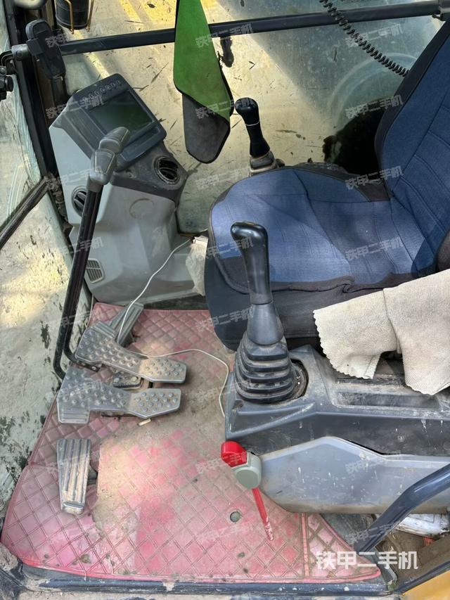 驾驶室整体(整机外观) 驾驶室整体(整机外观)