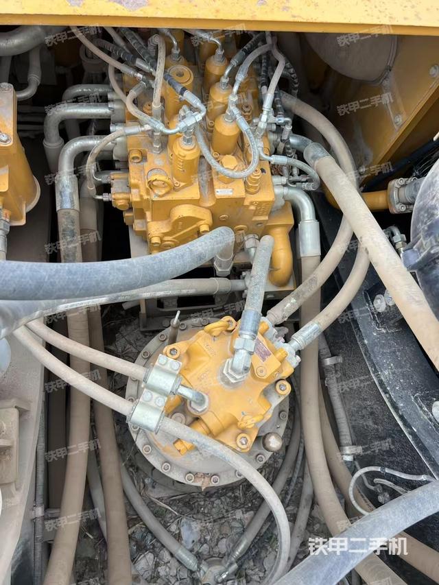 回转马达和主控阀(整机外观) 回转马达和主控阀(整机外观)