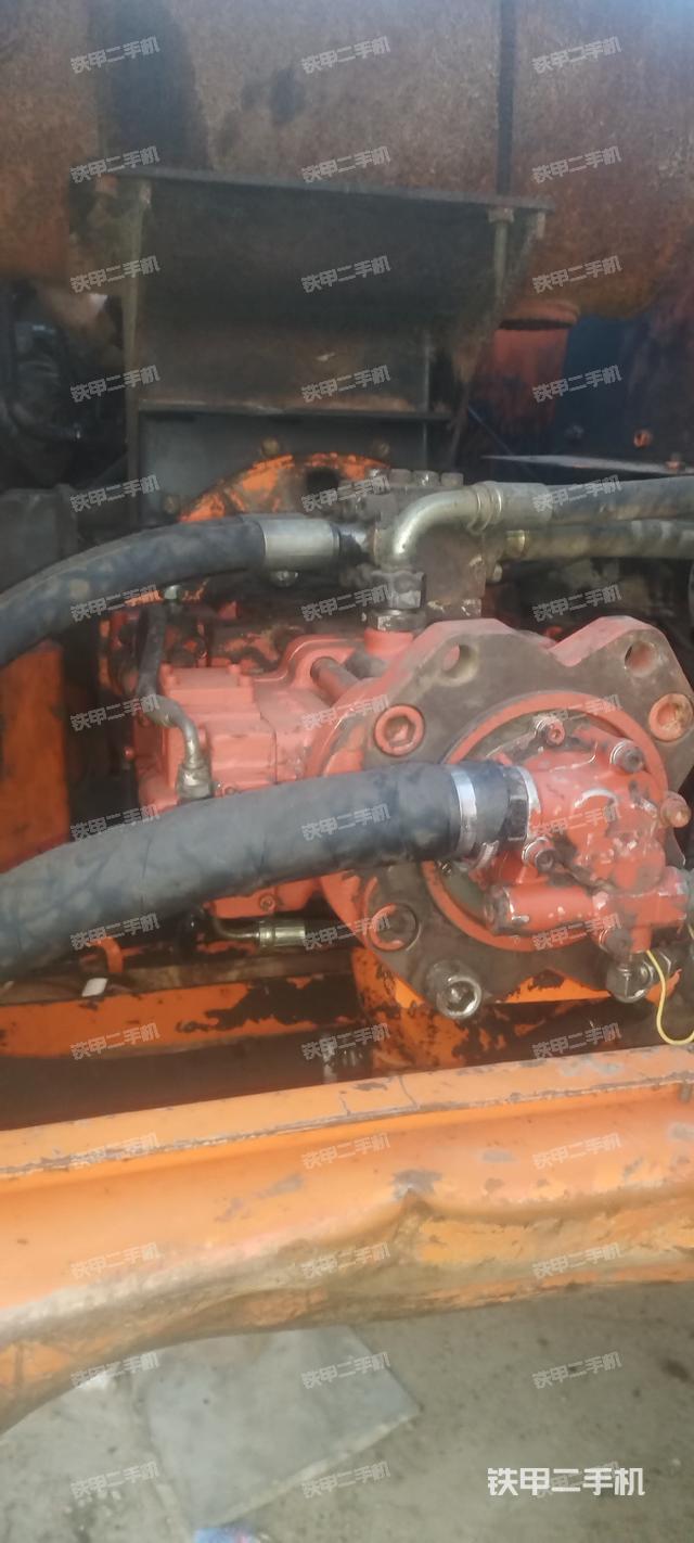 液压泵舱室正面整体（整机外观）