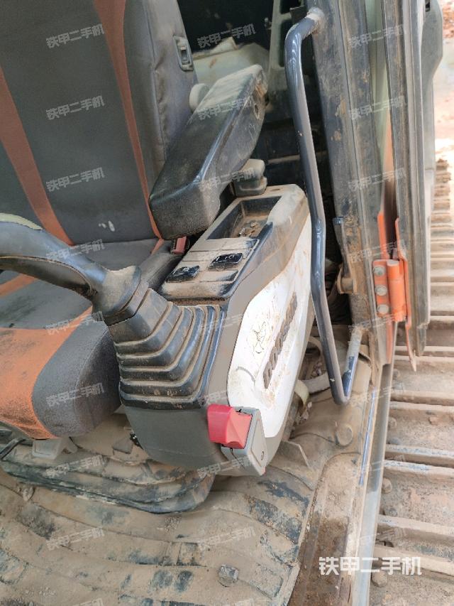 座椅左侧控制台/音响/含左手柄（驾驶室部分）