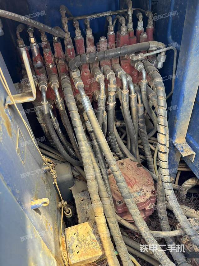 回轉(zhuǎn)馬達和主控閥(整機外觀) 回轉(zhuǎn)馬達和主控閥(整機外觀)