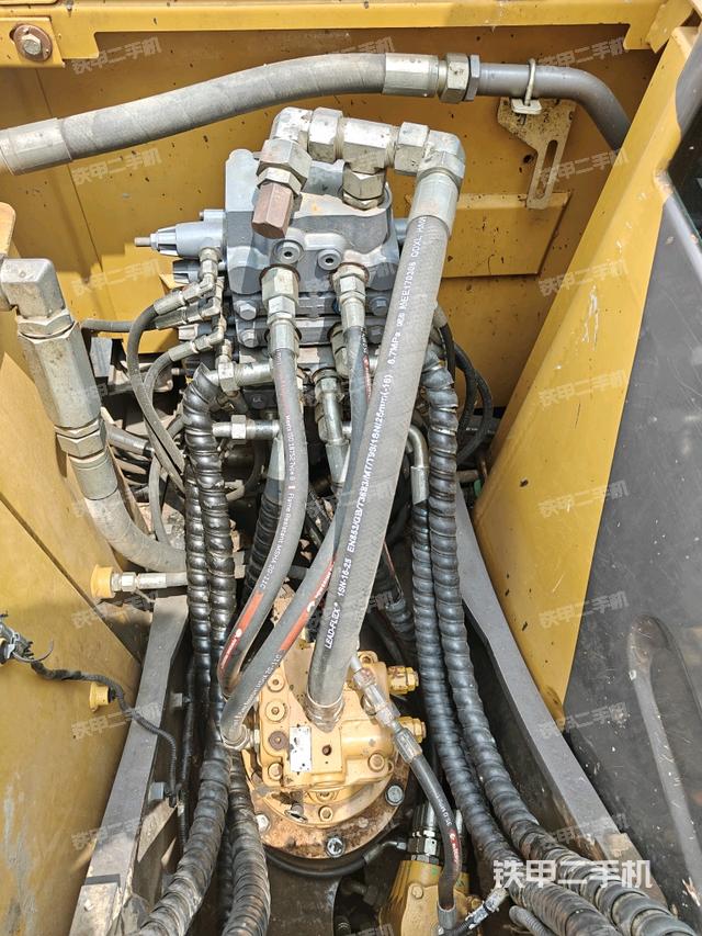 回转马达和主控阀（整机外观）