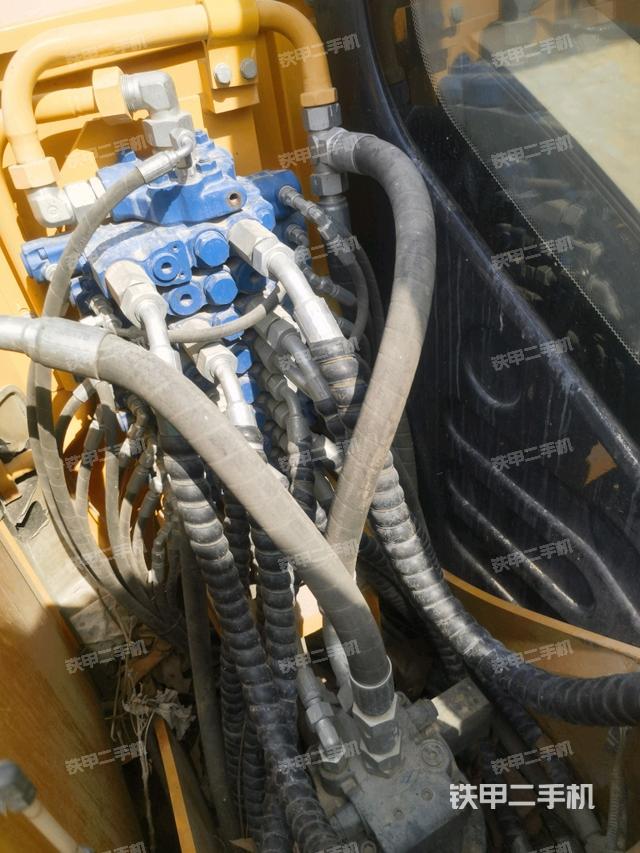 回转马达和主控阀(整机外观) 回转马达和主控阀(整机外观)