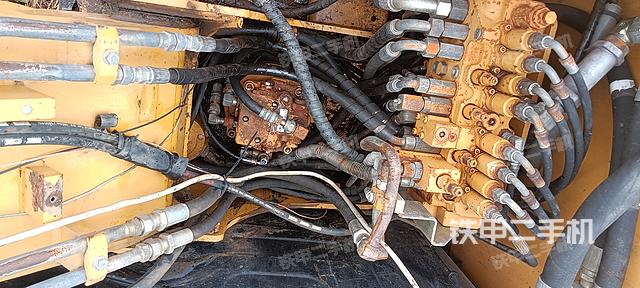 回转马达和主控阀(整机外观) 回转马达和主控阀(整机外观)