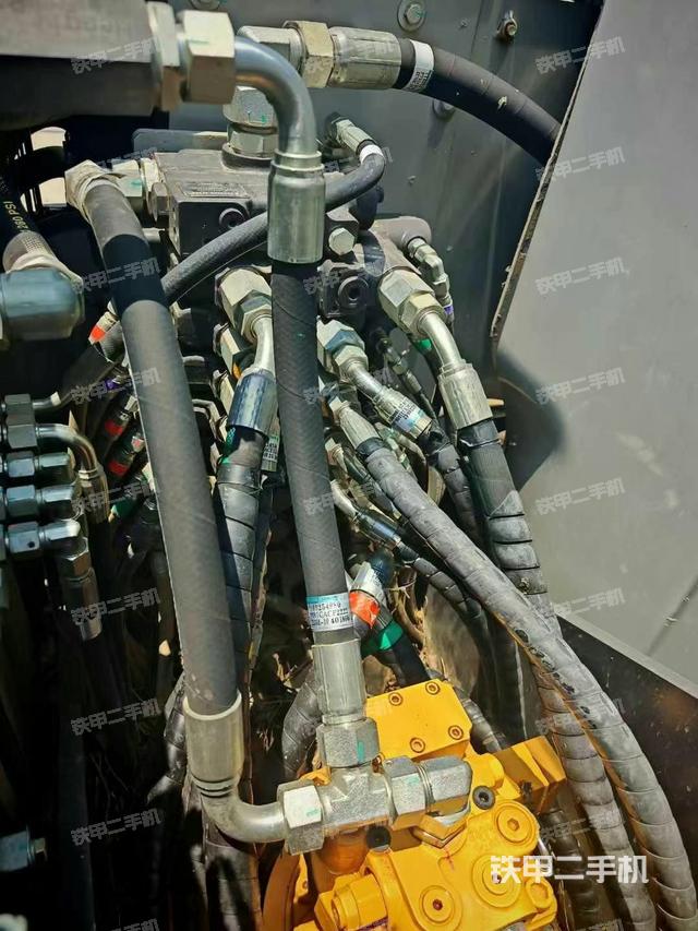 回转马达和主控阀(整机外观) 回转马达和主控阀(整机外观)