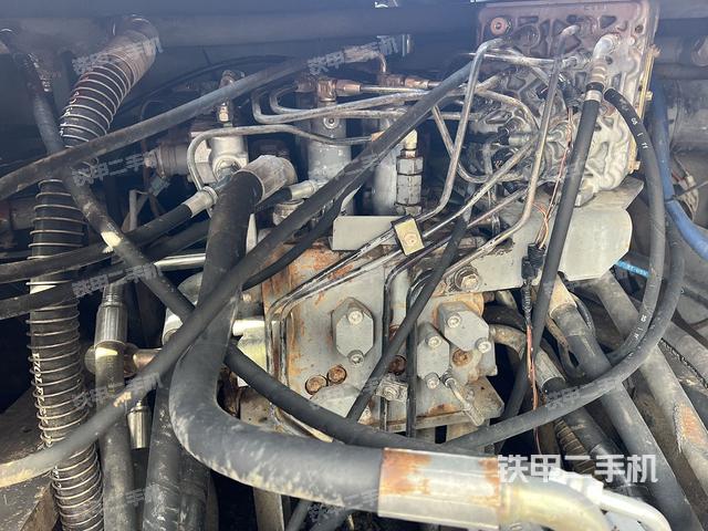 回转马达和主控阀(整机外观) 回转马达和主控阀(整机外观)