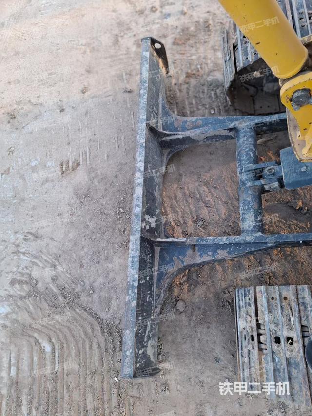 回转马达和主控阀(整机外观) 回转马达和主控阀(整机外观)