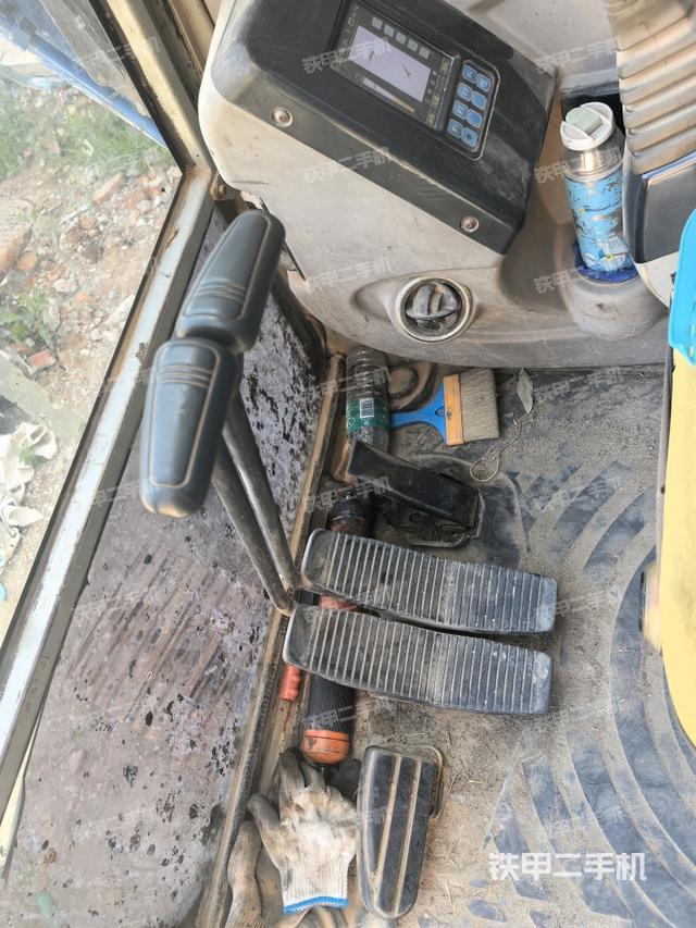 行走控制手柄和踏板?俯拍(駕駛室部分) 行走控制手柄和踏板?俯拍(駕駛室部分)