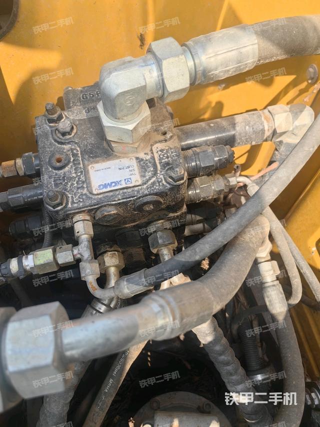 驾驶室顶部(整机外观) 驾驶室顶部(整机外观)