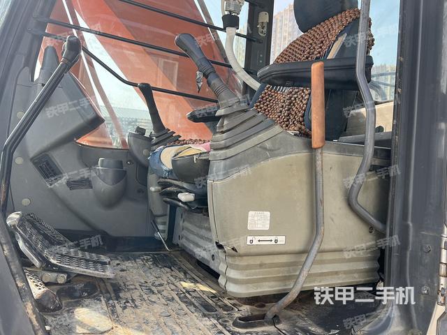 驾驶室整体(整机外观) 驾驶室整体(整机外观)