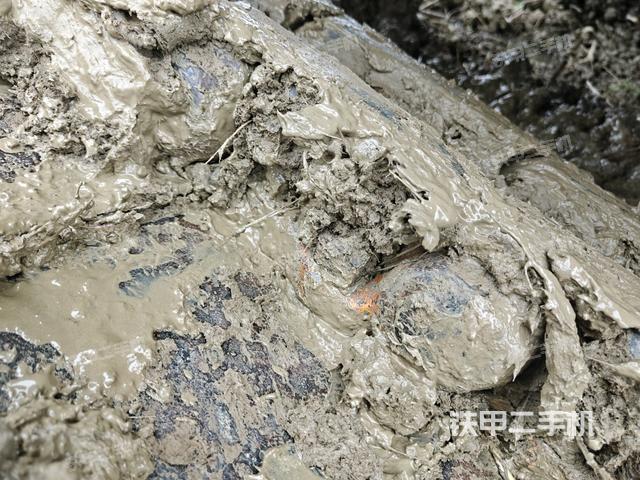 右侧履带整体(行走机构) 右侧履带整体(行走机构)