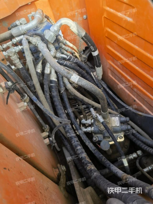 回转马达和主控阀(整机外观) 回转马达和主控阀(整机外观)