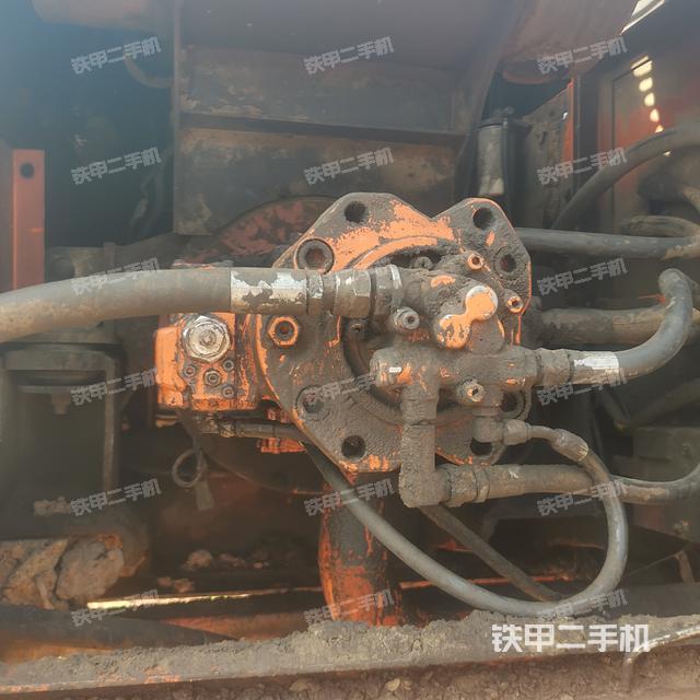 液压泵舱室正面整体(整机外观) 液压泵舱室正面整体(整机外观)