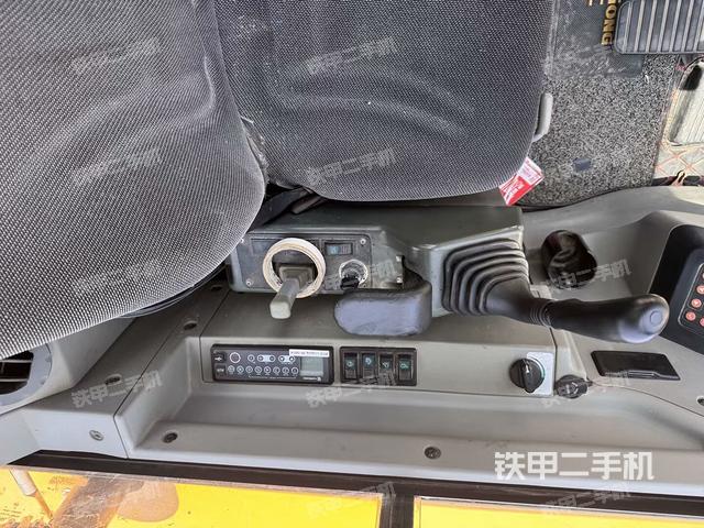 座椅左侧控制台/音响/含左手柄（驾驶室部分）