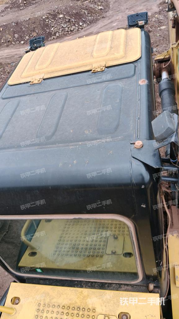 驾驶室顶部(整机外观) 驾驶室顶部(整机外观)