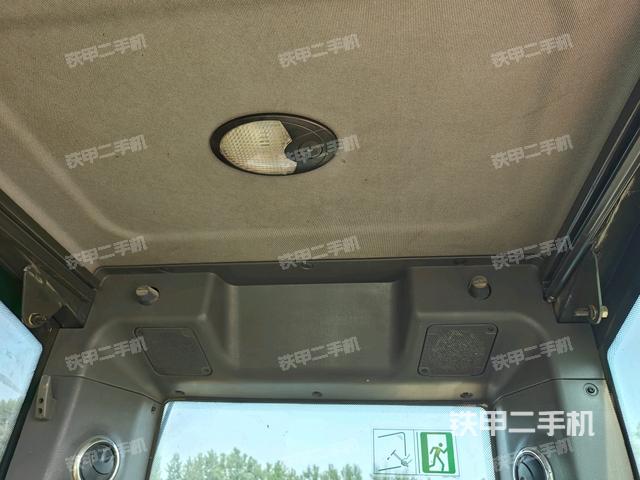 行走控制手柄和踏板?俯拍（駕駛室部分）