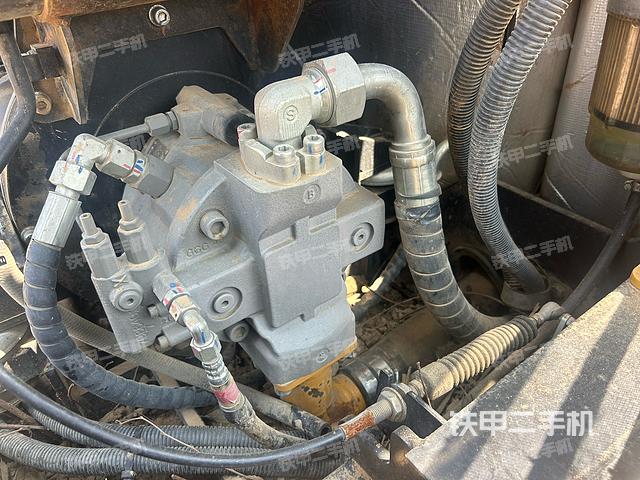 液压泵舱室正面整体（整机外观）