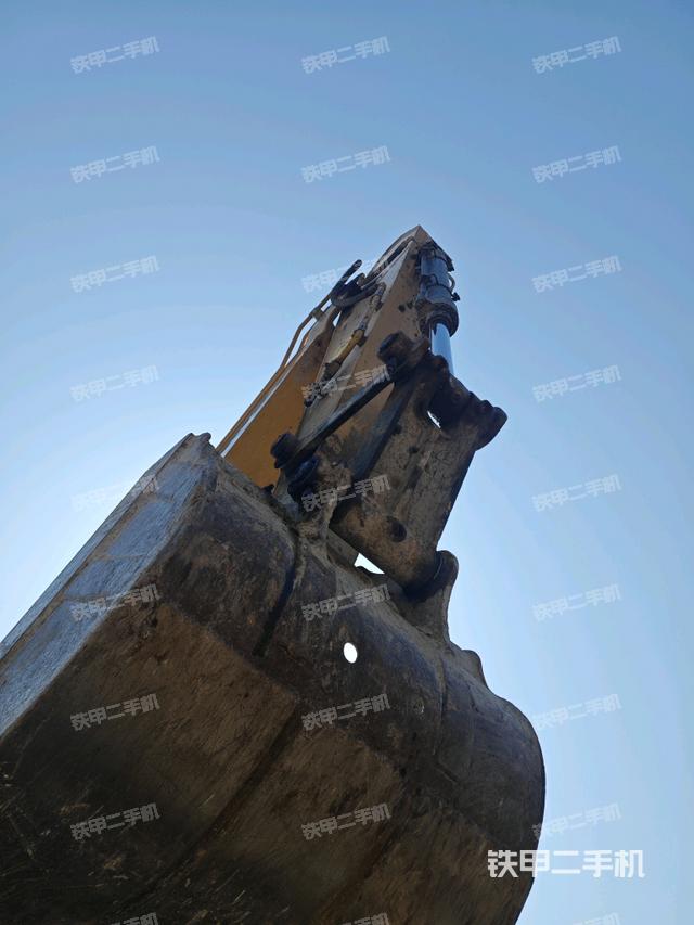 小臂整体右前(工作和回转装置) 小臂整体右前(工作和回转装置)