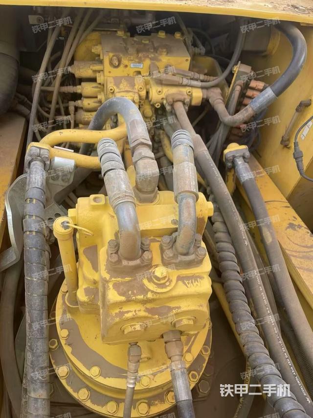 回转马达和主控阀（整机外观）