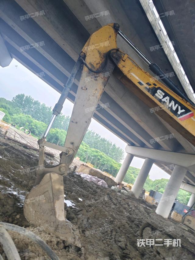 小臂整体左后(工作和回转装置) 小臂整体左后(工作和回转装置)