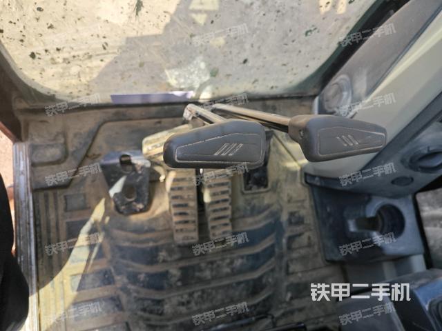 行走控制手柄和踏板 俯拍(驾驶室部分) 行走控制手柄和踏板 俯拍(驾驶室部分)