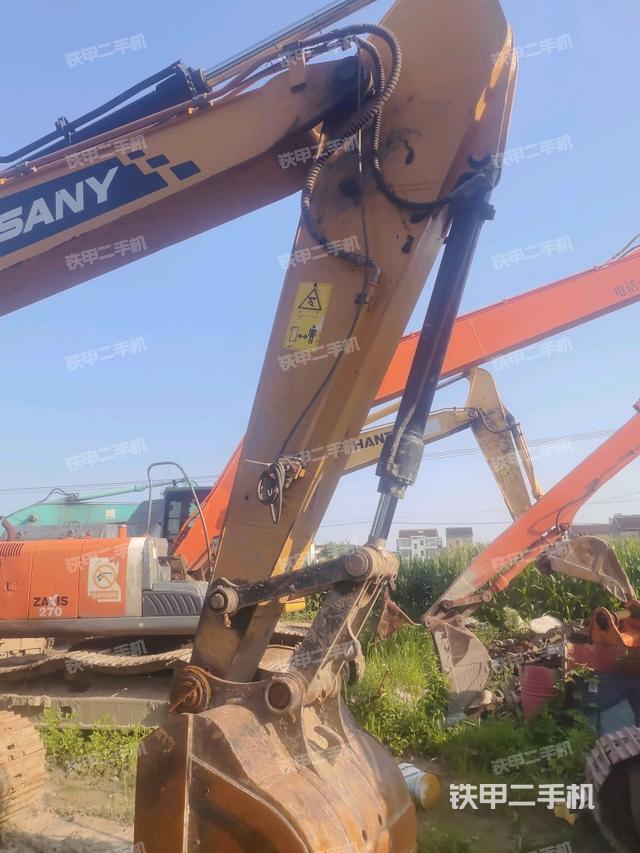 小臂整体左后(工作和回转装置) 小臂整体左后(工作和回转装置)