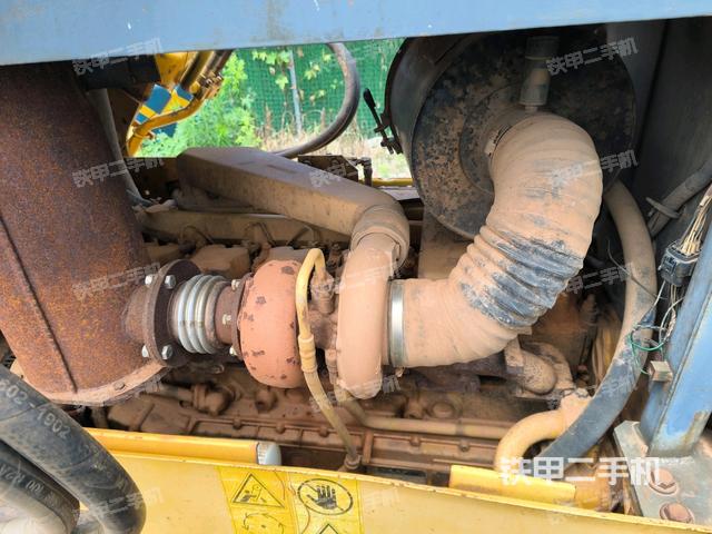 发动机左侧全景(推土机发动机舱) 发动机左侧全景(推土机发动机舱)