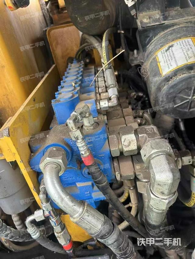 回转马达和主控阀（整机外观）