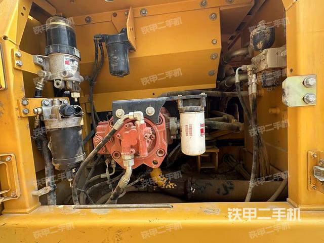 液压泵舱室正面整体(整机外观) 液压泵舱室正面整体(整机外观)