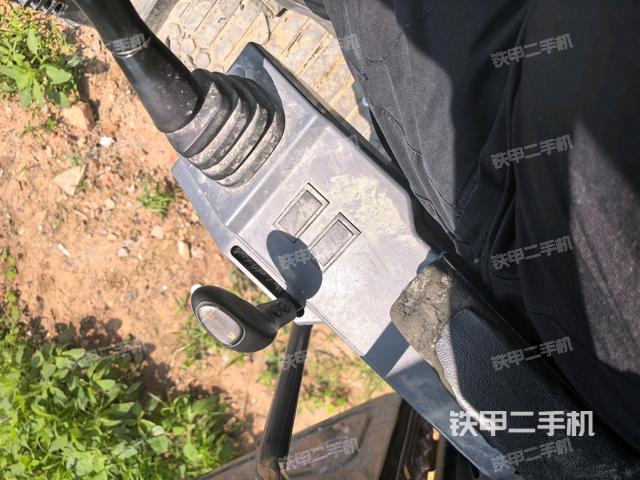 座椅左侧控制台/音响/含左手柄(驾驶室部分) 座椅左侧控制台/音响/含左手柄(驾驶室部分)