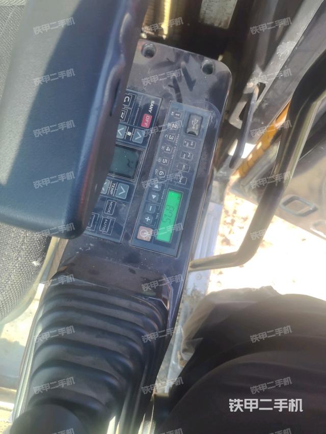 座椅左侧控制台/音响/含左手柄(驾驶室部分) 座椅左侧控制台/音响/含左手柄(驾驶室部分)