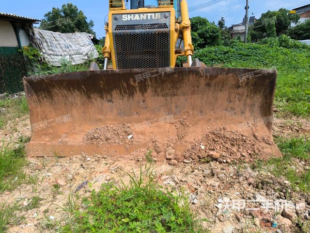 推土铲左后(推土机底盘及工作装置) 推土铲左后(推土机底盘及工作装置)